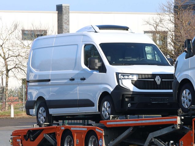 novtroch kühltransporter Renault Diesel auf dem Autotransporter
