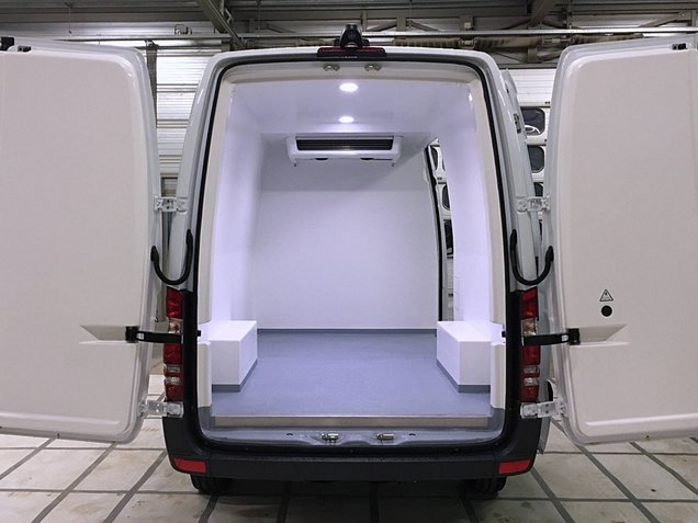 Heckansicht des Mercedes-Benz eSprinter Kühlfahrzeugs mit Zugang zum temperaturgeführten Laderaum