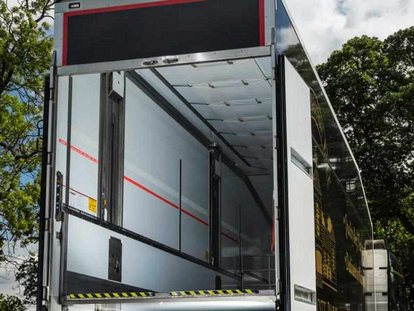 Doppeldeck-Kühlauflieger mit hydraulisch beweglicher Ladeebene