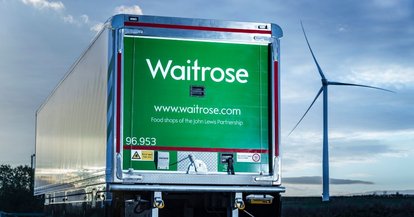 waitrose-trailer vor Windrad waitrose-trailer vor Windrad