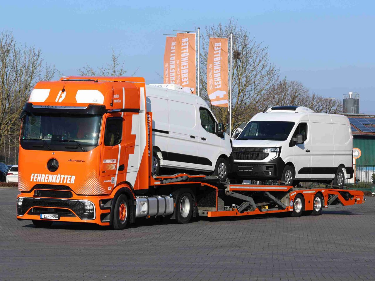 Fehrenkötter Actros zug mit zwei novotruck transportern