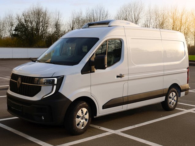 Renault Master mit contourcool auf einem Parkplatz 