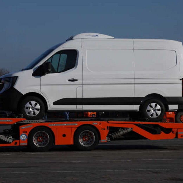 Kühltransporter auf eine Autotransporter zum Kunden - novotruck 