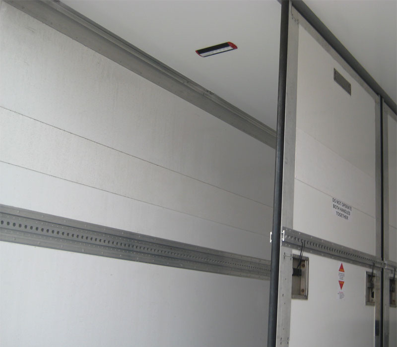 Refrigerated box body with flexible loading space partition
