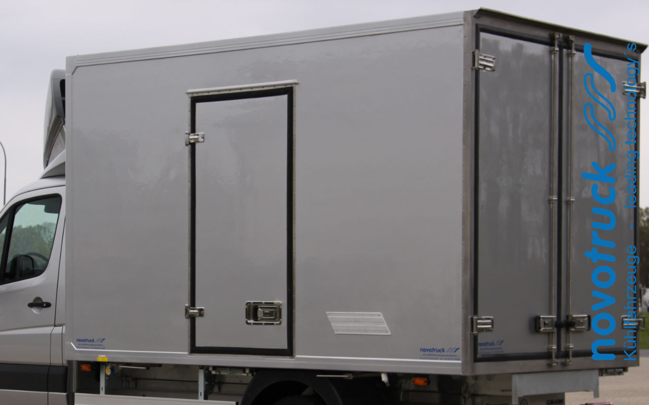 Kühltransporter Kühlfahrzeug Kofferaufbau Seitentür silber