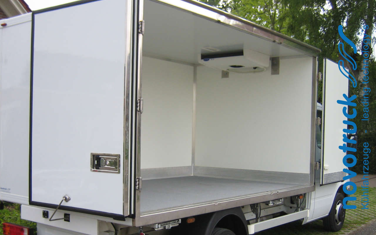 Kühltransporter Kühlfahrzeug Kühlaufbau von novotruck mit Seitenöffnung 