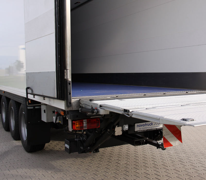 novotruck trailer mit Unterschiebbarer Ladebordwand 